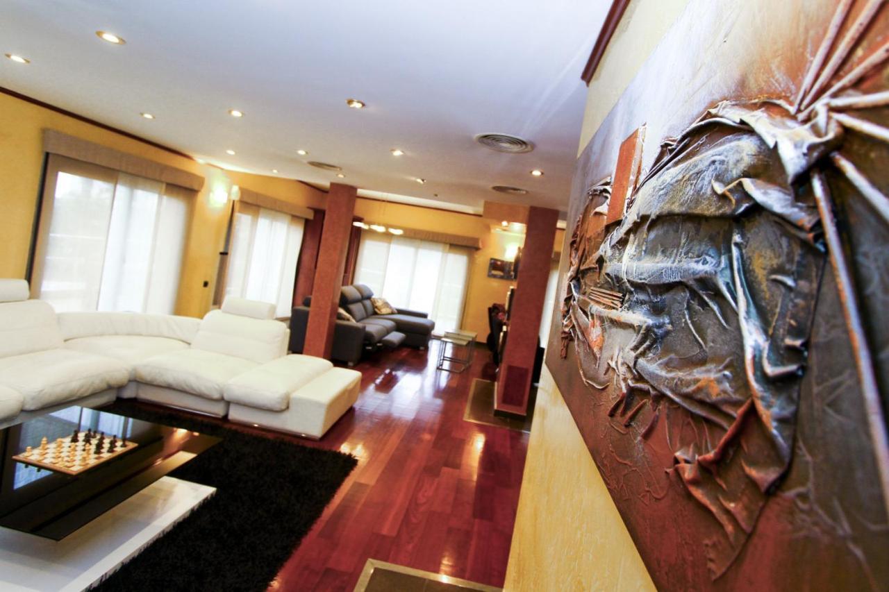 Villa Planet Салоу Екстериор снимка